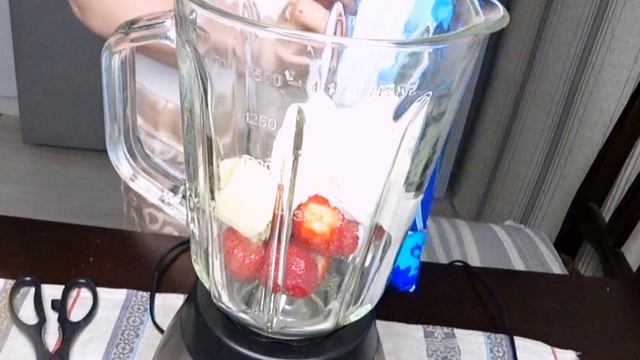 молочно-ягодный коктейль с мороженым??? смотреть онлайн