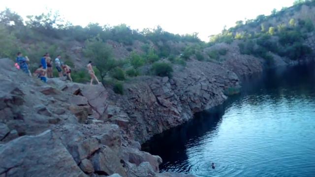 прыжок в воду девушки, с большой высоты смотреть онлайн