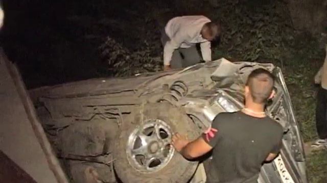 Микроавтобус упал со скалы на гаражи смотреть онлайн