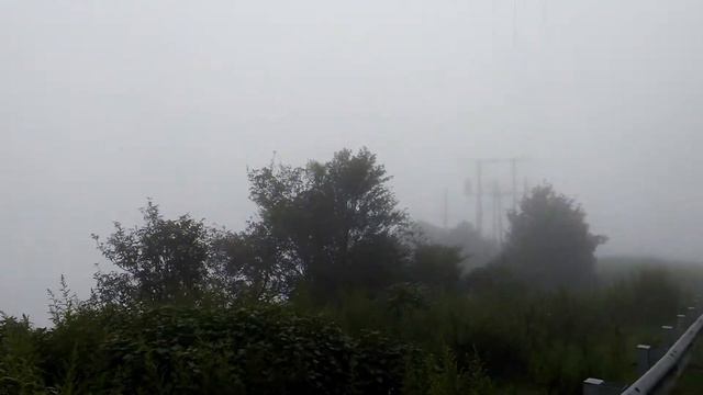 Облачная вершина горного перевала близ города Сапа. смотреть онлайн