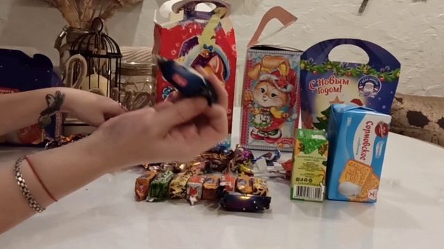 ? ЧТО ВНУТРИ В НОВОГОДНИХ ПОДАРКАХ ? смотреть онлайн