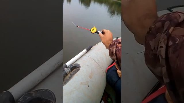 рыбалка с лодки. учу сынишку ловить с лодки. смотреть онлайн