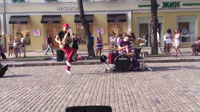 ОДЕССА УЛИЧНЫЕ МУЗЫКАНТЫ ► Раскачали Дерибасовскую смотреть онлайн