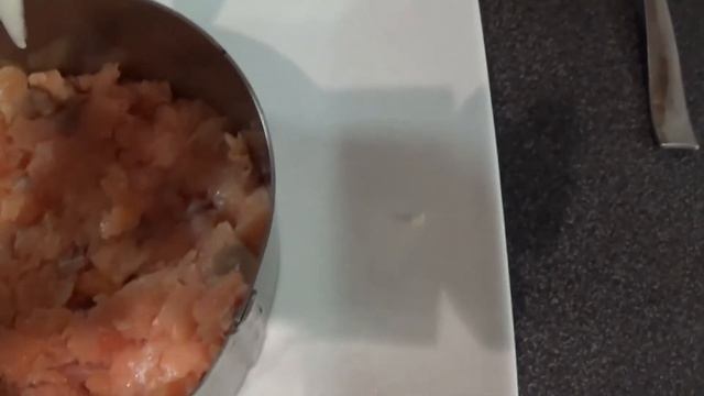 салат с копченым лососем смотреть онлайн