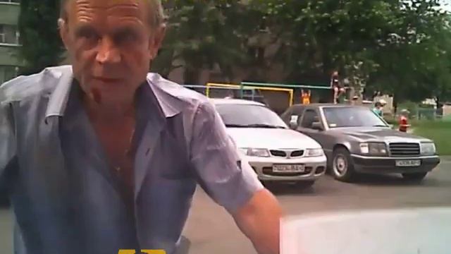 Агрессивный прохожий щемит терпилу смотреть онлайн