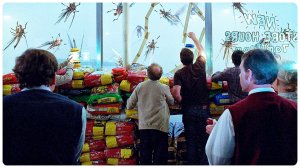 Группа людей прячется в магазине от монстров, обитающих в жутком тумане