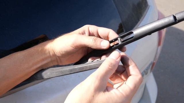 Replacing Subaru Forester Rear Wiper with Bosch H354 | DIY смотреть онлайн