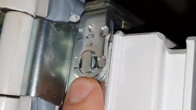 Ошибки при регулировке окон и дверей, регулировка верхней петли смотреть онлайн