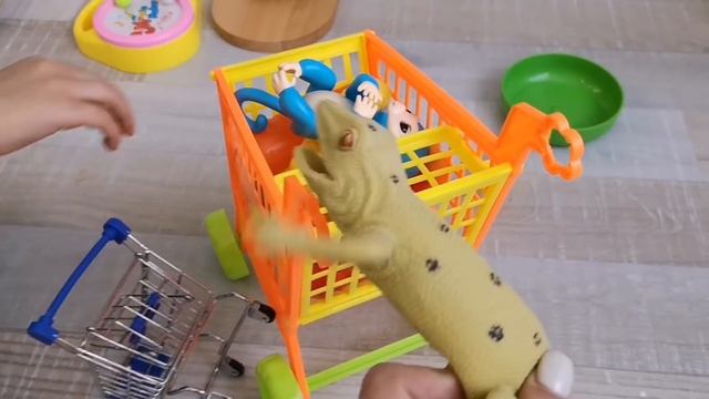 Видео для детей. Ящерица Нося идёт игрушечный супермаркет. смотреть онлайн