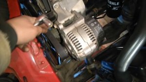 Как поменять  ремень  генератора на Пассат б3