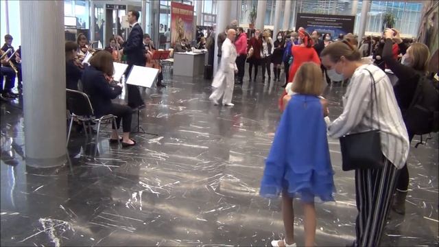 Играет оркестр. Танцует дуэт "Праздник солнца и огня" Москва смотреть онлайн
