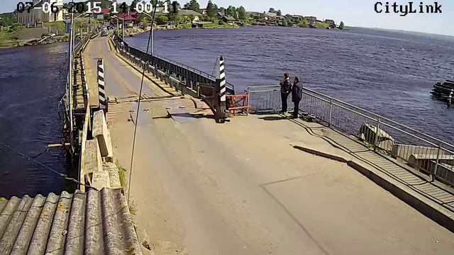 Ветер сносит понтонный мост в Соломенном смотреть онлайн