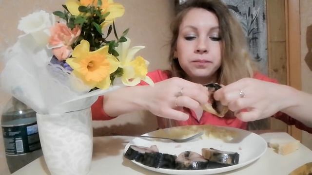 Мукбанг рыба скумбрия копчёная пюре картошка толчёнка смотреть онлайн
