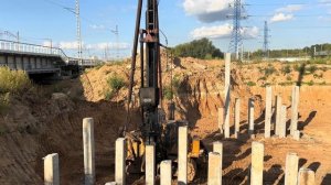 ?КАК ЗАБИВАЮТ СВАИ! КОПЁР (СВАЕБОЙ) НА БАЗЕ ТРАКТОРА Т10МБ (ЧТЗ Т170) С КИТАЙСКИМ МОЛОТОМ DDT-35?