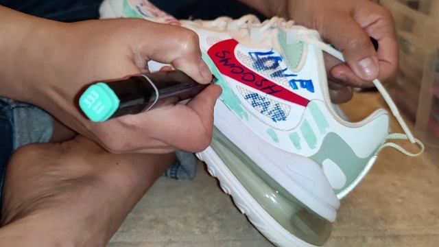 Kate is drawing on Nike React 270 смотреть онлайн