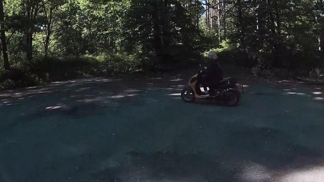 Вдвоем на мопеде через ЛЕСА | Красивые места рядом | Покатушки смотреть онлайн