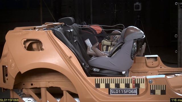 Crash test RACE - Bébé Confort Axissfix смотреть онлайн