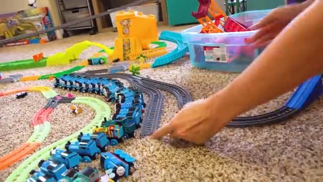 THOMAS SUPER STATION TRACKMASTER MEGA CITY. Two Super Stations, Two Rooms, HUGE! смотреть онлайн