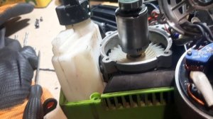 Аккумуляторная пила Procraft включится и сразу выключается.