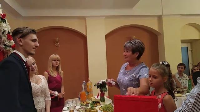 подарок от ПАПЫ жениха МОЛОДЫМ смотреть онлайн