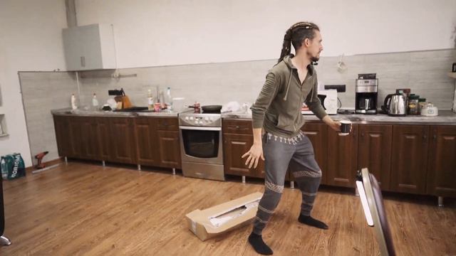 ЧТО ТУТ ТВОРИТСЯ!? Жестко заглючил в картонной коробке... смотреть онлайн