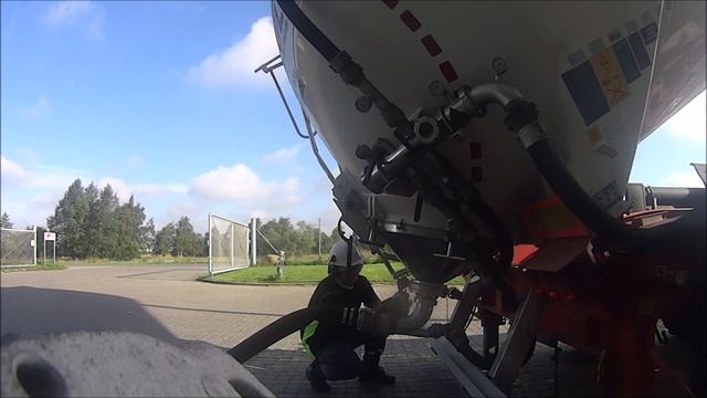 Unloading a silo. Разгрузка силоса(бочки). смотреть онлайн