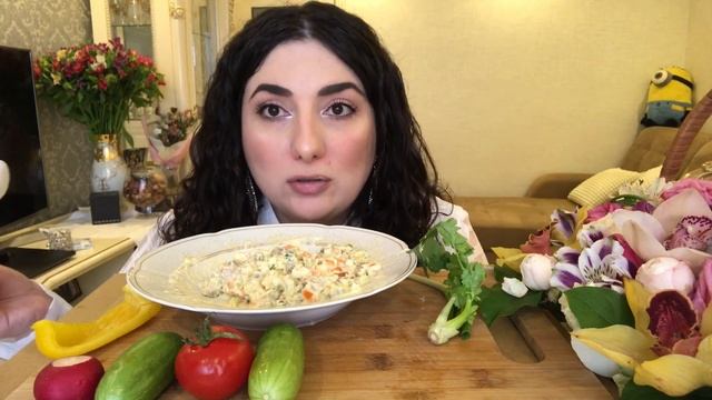 МУКБАНГ ОЛИВЬЕ/ВЫЗВАЛА ПОЛИЦИЮ?/MUKBANG RUSSIAN SALAD(OLIVIER) ИТИНГ/EATING SALAD