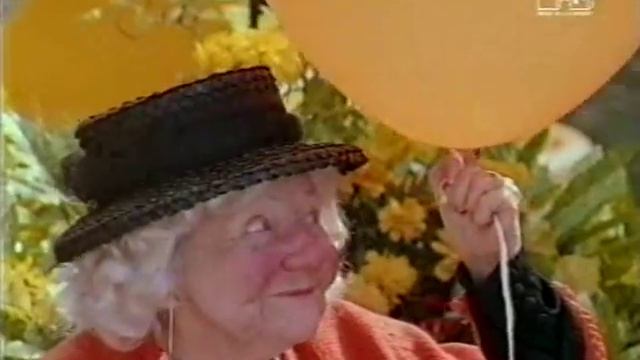 Tango Old Lady Explodes UK Advert смотреть онлайн