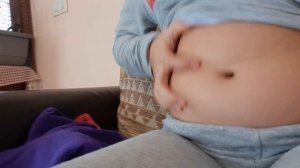 играю с объевшимся животиком.