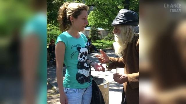 Уже пять лет эта бабушка носит 13-летнюю внучку в школу смотреть онлайн