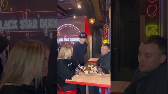 В чем ошибка на видео 😂 заметят только самые внимательные☝️ #smm #юмор #food #foodvideo #burger смотреть онлайн