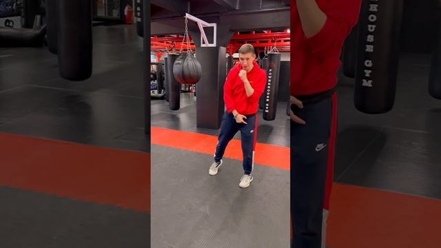 Базовая трёхударная комбинация из прямых ударов в голову под разноимённый шаг. смотреть онлайн