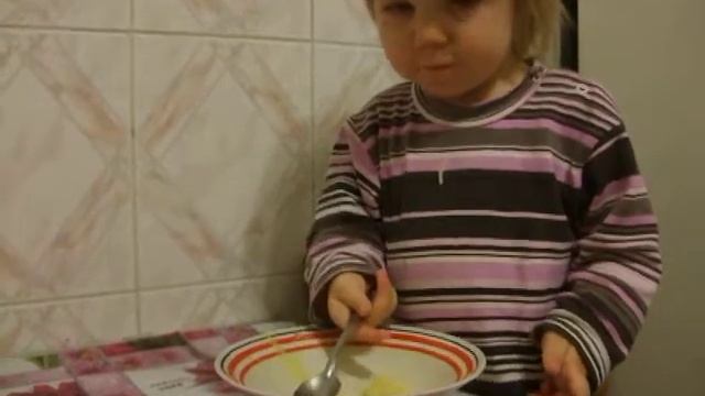 Максим и Маша кушают суп