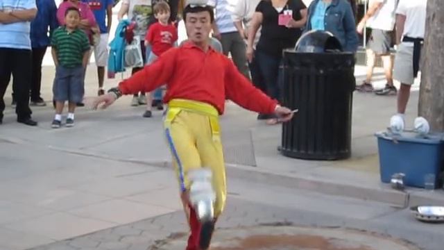 Chinese Acrobat on the Third Street Promenade - January 16, 2011 смотреть онлайн