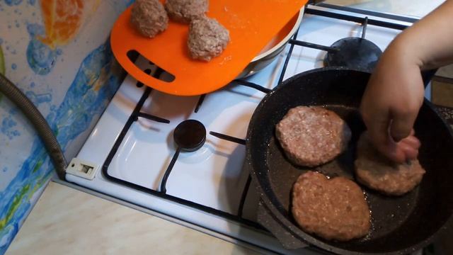 ГОТОВЛЮ БУРГЕРЫ ДОМА И В МАКДОНАЛЬДС ЕХАТЬ НЕ НУЖНО смотреть онлайн