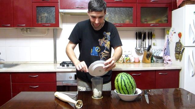 Готовим десерт | Молочный коктейль из красной смородины, ежевики и арбуза смотреть онлайн