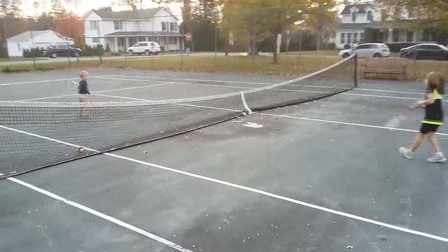 Kate Gives Walter a Tennis Lesson 2017 смотреть онлайн