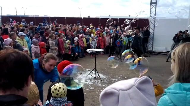 Шоу Гигантских мыльных пузырей. Летний сад. Открытие. Ижевск 30 апреля 2018 г. смотреть онлайн