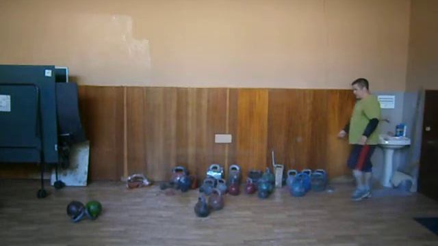 Рывок двойной гири 32+25 с пола одной рукой на 5 повторений смотреть онлайн