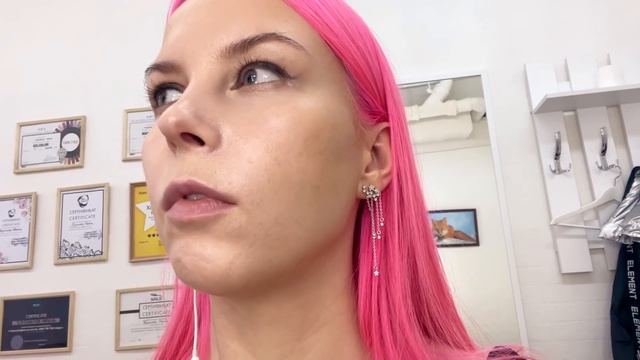 ВИЗАЖИСТ ПРЕРВАЛА МАКИЯЖ И ОТКАЗАЛАСЬ ДАЛЬШЕ РАБОТАТЬ / Треш-обзор салона красоты в Москве смотреть онлайн