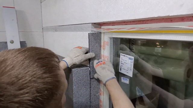 Утепление оконных откосов фасадным пенопластом, приклейка на клей-пену Ceresit CT84, фасад Baumit