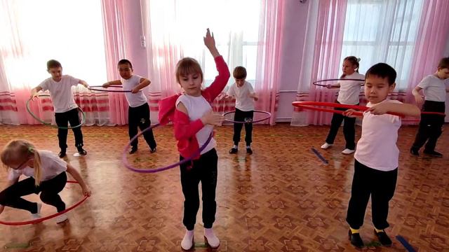 Учимся крутить обруч на талии в подготовительной группе смотреть онлайн