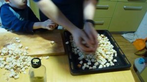 Как сделать гренки (сухарики) для салатов и супов-пюре