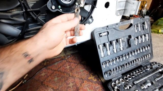 Как сделать нижний крепёж решётки радиатора 2108-99 при установленном вентиляторе от нивы. смотреть онлайн