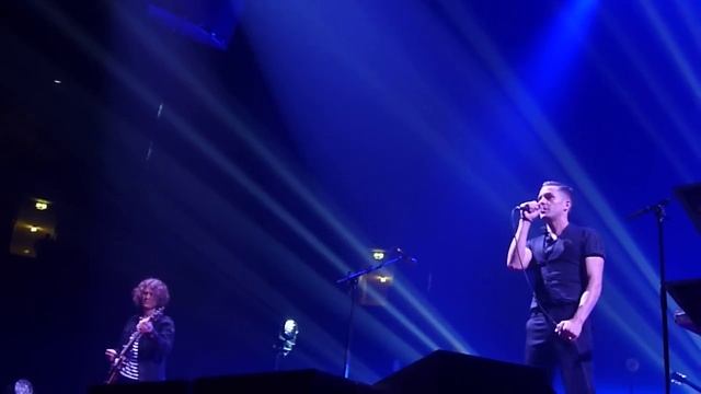 The Killers - There is a light that never goes out (The Smiths cover) - Manchester Arena 17.02.13 смотреть онлайн
