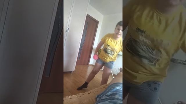 Илюша максимовский делает гантелями 50 раз.mp4 смотреть онлайн