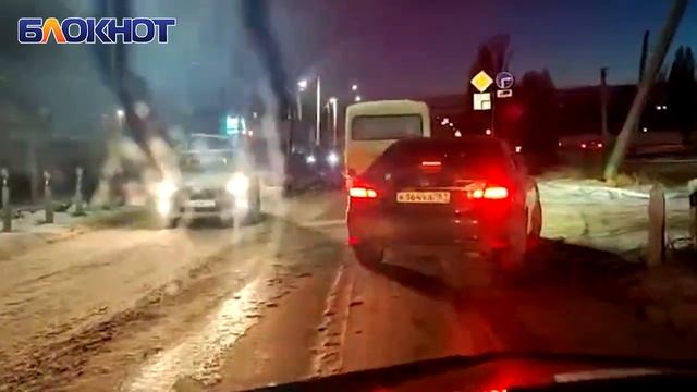 Автобус с 12 пассажирами в салоне врезался в иномарку на улице Портовой смотреть онлайн