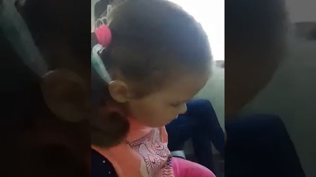 Замира спит на ходу электрички. Едем на дачу. смотреть онлайн