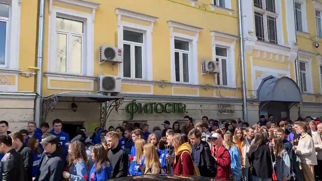 Жители Москвы возлагают цветы напротив посольства Латвии. смотреть онлайн