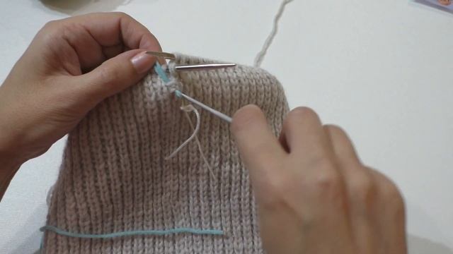 Стильная шапка спицами. Мастер-класс шапка спицами с красивой макушкой лопата. смотреть онлайн